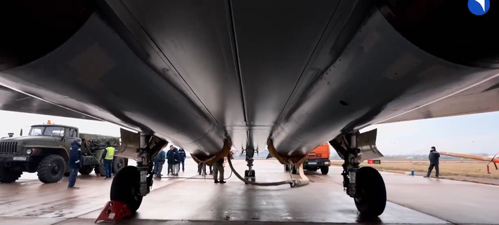 Các nhà quan sát cho rằng, loại cấu hình tích hợp này cho thấy, Su-57 có thể chuyển đổi giữa các loại nhiệm vụ, duy trì khả năng tàng hình trong các hoạt động tấn công, trong khi vẫn giữ lại tên lửa phòng thủ khi việc triệt tiêu radar là nhiệm vụ thứ yếu. Ảnh: @OSINTWarfare.