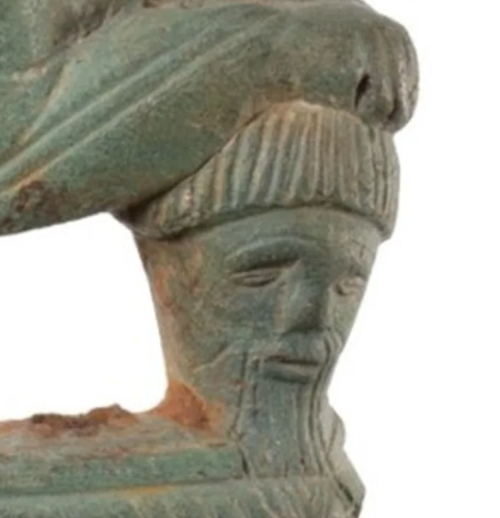 Đầu người nằm dưới chân báo được miêu tả với đôi mắt nhắm nghiền và vầng trán nhăn nhó, tóc và râu được cách điệu theo những đường song song: những dấu hiệu rõ ràng của một chiến binh đã bị đánh bại hoặc đã chết. Ảnh: @Stile Arte.