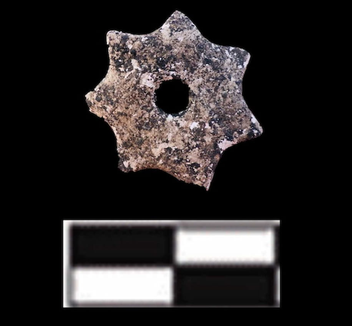 Ngoài những chiếc nắp, các hiện vật khảo cổ học hữu dụng khác cũng được tìm thấy tại địa điểm này, bao gồm đồ gốm, đồ đá và đồ đá lửa, trong đó nổi bật là một chiếc bát được trang trí bằng các tông màu đỏ và cam, một chiếc cối đá vôi hình bàn tay dài 40 cm, một chiếc cối đá dài 50 cm, một chiếc rìu, một cái búa và một hạt vỏ sò hình ngôi sao. Ảnh: @Viện Nhân chủng học và Lịch sử Quốc gia Mexico.