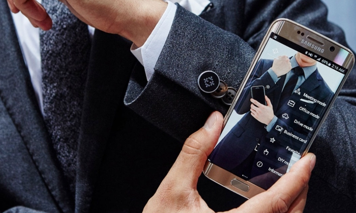 Các tấm pin mặt trời linh hoạt được khâu vào vải có thể hấp thụ ánh nắng mặt trời để sạc điện thoại, hoặc để sạc các thiết bị khác khi người mặc đang di chuyển. Thậm chí, một số loại vải có thể thu năng lượng trực tiếp từ chuyển động của người đang mặc. Ảnh: @FashNerd.