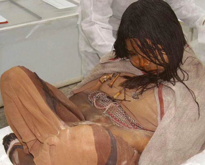 Phân tích cho thấy, tất cả các trẻ em đều chết vì những cú đánh vào đầu. Một bé gái 8 tuổi bị tụ máu nội sọ và có các triệu chứng của bệnh Chagas. Các xác ướp còn lại với những vết thương ở ngực và xương chậu. Ảnh: @Đại học Warsaw.