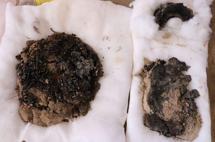 Các kỹ thuật thăm dò, phân tích khảo cổ học chuyên sâu cho thấy, đó là các mảnh vải dệt và vật nặng dùng cho khung dệt. Ảnh: @Đại học Ege.