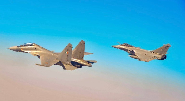 Các tiêm kích Su-30MKI (phía trước) và Rafale của Không quân Ấn Độ