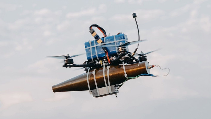 Dù hai bên khẳng định cuộc xung đột không nhắm vào dân thường, nhưng chiến sự hơn hai năm qua đã tàn phá nặng nề cơ sở hạ tầng, đặc biệt tại Ukraine. Các đòn UAV tuy ít gây thương vong nhưng vẫn duy trì áp lực, mở rộng chiến tuyến ra ngoài phạm vi truyền thống.