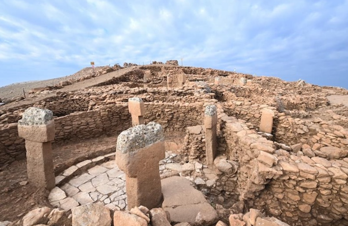 Khi làm việc trên những ngọn đồi khô cằn ở di chỉ khảo cổ Karahantepe thuộc Şanlıurfa, đông nam Thổ Nhĩ Kỳ, các chuyên gia đến từ Bộ Văn hóa và Du lịch Thổ Nhĩ Kỳ bất ngờ tìm thấy quần thể di tích cổ xưa hoành tráng. Ảnh: @Bộ Văn hóa và Du lịch Thổ Nhĩ Kỳ.