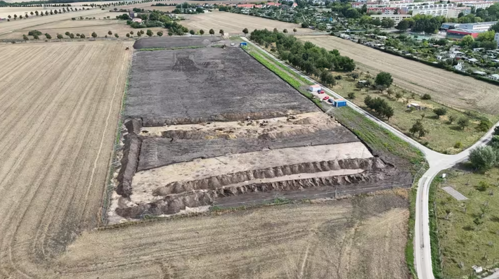 Bên dưới khu đất nơi sẽ xây dựng sân vận động thể thao mới của Wolmirstedt ở bang Saxony-Anhalt, miền trung nước Đức, một nhóm các nhà khảo cổ học đã khai quật được dấu vết của một khu định cư rộng lớn thuộc thời kỳ cuối Thời Đại Đồ Đồng. Ảnh: @Văn phòng Quản lý Di sản và Khảo cổ học bang Saxony-Anhalt.