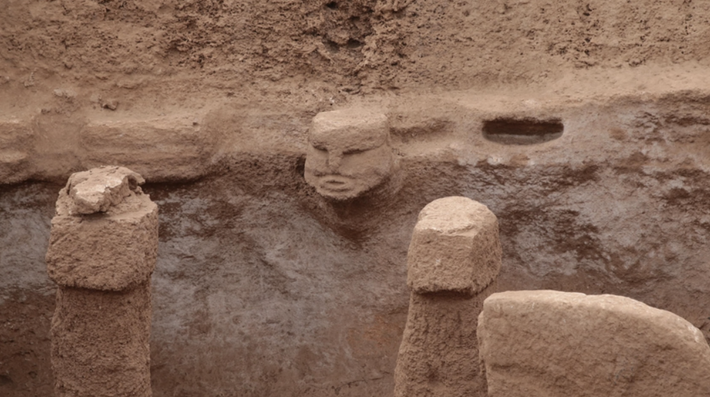 Không có biểu tượng động vật nào được tìm thấy. Sự tập trung ngày càng tăng vào việc thể hiện biểu tượng con người này báo hiệu một thế giới quan đang thay đổi, nơi con người trở thành trung tâm của bản sắc nghi lễ và cộng đồng. Ảnh: @Bộ Văn hóa và Du lịch Thổ Nhĩ Kỳ.