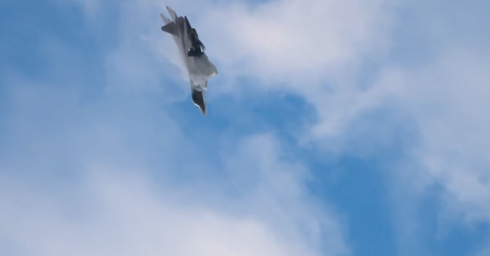 Đoạn video mới này cũng nhấn mạnh ý định của Nga trong việc trình diễn khả năng tiên tiến của Su-57 trước các triển lãm quốc phòng toàn cầu sắp tới, nhằm thu hút người mua quốc tế, và củng cố vị thế là trung tâm trong chiến lược hiện đại hóa sức mạnh không quân thế hệ tiếp theo,bất chấp những thách thức về sản xuất và chuỗi cung ứng. Ảnh: @OSINTWarfare.