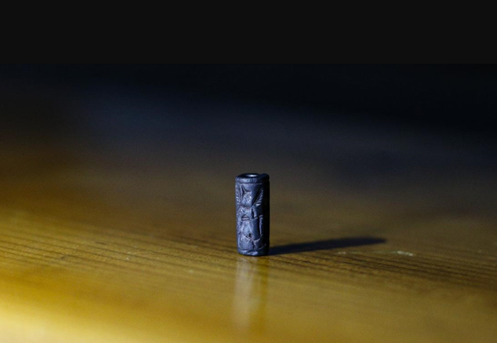 Con dấu hình trụ này có nguồn gốc từ miền bắc Syria, nó được tìm thấy ở độ sâu khoảng 1,5 mét dưới bề mặt. Ảnh: @Đại học Osmaniye Korkut Ata.