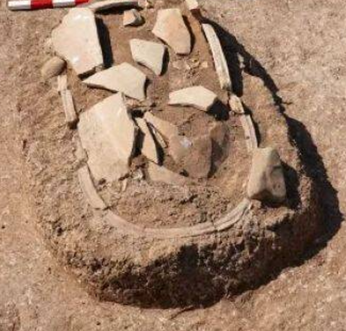 Nhóm chuyên gia khảo cổ nhanh chóng hoàn thành công việc khai quật trước khi mực nước dâng cao trở lại. Ảnh: @Agence France-Presse.