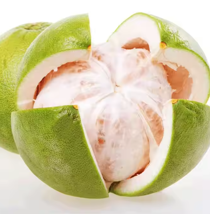 “Ứng dụng này có tiềm năng lớn trong việc chuyển đổi tài nguyên bị lãng phí thành vật liệu phát điện năng hữu ích. Chúng tôi cũng phát hiện ra rằng, nhờ cấu trúc xốp tự nhiên của vỏ bưởi, mẫu thiết bị điện ma sát dựa trên nó có thể cực kỳ nhạy cảm với lực và tần số lực. Điều này sẽ truyền cảm hứng cho chúng tôi phát triển các thiết bị cảm biến có thể gắn vào cơ thể con người để theo dõi cơ sinh học”, Yi-Cheng Wang, Phó Giáo sư tại Khoa Khoa học Thực phẩm và Dinh dưỡng Con người, thuộc trường Cao đẳng Khoa học Nông nghiệp, Người tiêu dùng và Môi trường tại bang Illinois cho biết. Ảnh: @Alibaba.