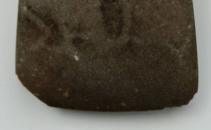 Tuy nhiên, nhìn từ bên cạnh, nó trông như hình chữ nhật hơn - nói cách khác, đây không phải là hình dạng tự nhiên của một hòn đá. Ảnh: @Cơ quan Bảo tồn Di tích tỉnh Lublin.