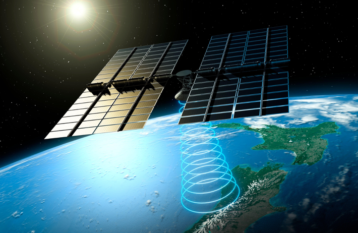 Hơn 30 năm sau, Peter Glaser, một kỹ sư của NASA đã có bước tiến lớn trong việc biến thiết bị có trong cốt truyện của Isaac Asimov thành hiện thực. Glaser đã được cấp bằng sáng chế vào năm 1973 về một hệ thống sử dụng các tấm pin Mặt trời gắn trên vệ tinh, để chuyển đổi năng lượng Mặt trời thành vi sóng, rồi truyền năng lượng đó trở lại Trái đất. Ảnh: @The US Sun.