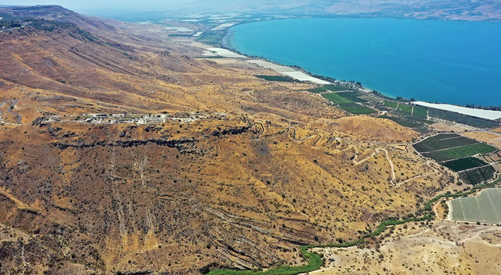 Theo đó, tại tàn tích một tòa nhà cổ ở Sussita, thành phố cổ Hippos (Ἵππος) của Hy Lạp, gần Biển Galilee, các nhà khảo cổ học đã phát hiện một bức tranh khảm 1.600 năm tuổi bí ẩn. Ảnh: @ AVRAMGR.