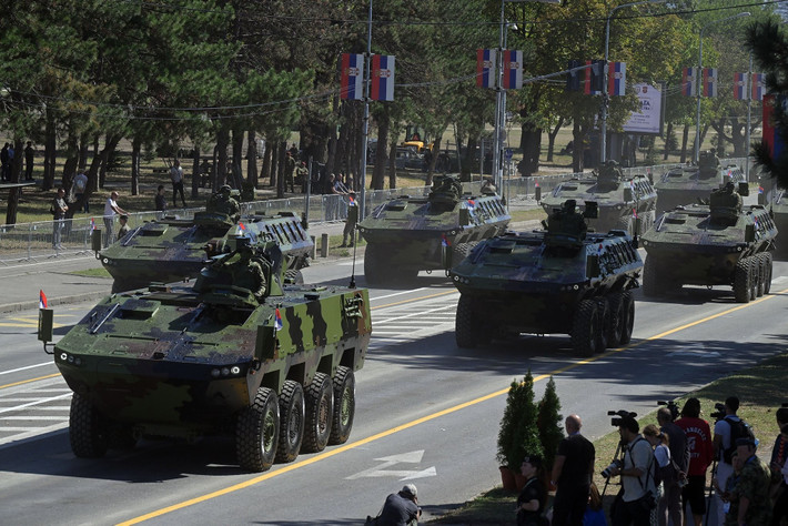 Trong khi vẫn duy trì mối quan hệ truyền thống với Nga, Serbia đồng thời mở rộng hợp tác với Trung Quốc, Israel, UAE và cả Pháp. Việc đặt mua Rafale cho thấy Serbia sẵn sàng tiến xa hơn trong quan hệ với các nước NATO, ngay cả khi vẫn giữ vị thế đặc biệt với Moskva. Điều này khiến Serbia trở thành một trong những quốc gia hiếm hoi tại châu Âu có thể cân bằng cùng lúc lợi ích từ cả Đông và Tây.