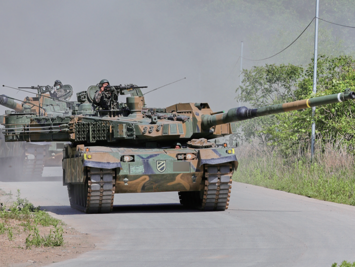 Theo báo cáo, Xe tăng K2 Black Panther có thể nạp một vòng đạn mới sau mỗi 4 đến 6 giây. Điều này giúp duy trì tốc độ bắn ổn định, bất kể xe tăng đang di chuyển trên chiến hào hay kíp lái đã chiến đấu suốt mười giờ liền. Ảnh: @ Defense Magazine.