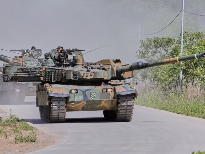 Theo báo cáo, Xe tăng K2 Black Panther có thể nạp một vòng đạn mới sau mỗi 4 đến 6 giây. Điều này giúp duy trì tốc độ bắn ổn định, bất kể xe tăng đang di chuyển trên chiến hào hay kíp lái đã chiến đấu suốt mười giờ liền. Ảnh: @ Defense Magazine.