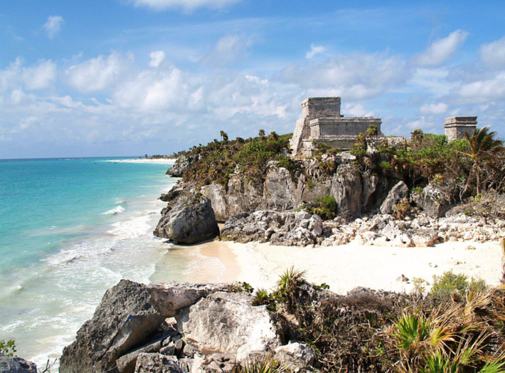 Trong khuôn khổ công tác khảo cổ cứu hộ tại Đoạn 6 của Tuyến đường Maya, trải dài từ Tulum đến Chetumal, một nhóm chuyên gia từ Viện Nhân chủng học và Lịch sử Quốc gia Mexico, dưới sự điều phối của nhà khảo cổ học Raquel Liliana Hernández Estrada, đã tìm thấy ba nắp kỳ lạ. Ảnh: @Viện Nhân chủng học và Lịch sử Quốc gia Mexico.