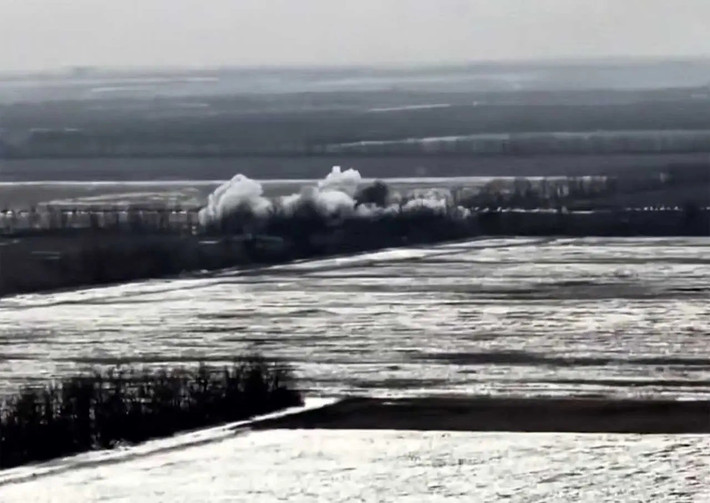 Theo các nguồn tin từ tiền tuyến, ngay từ đầu ngày quân đội Nga không chỉ kiểm soát Novomarkovo mà còn nhanh chóng mở rộng vùng chiếm giữ thêm khoảng 11 km² lãnh thổ xung quanh. Diễn biến này diễn ra đồng thời với việc các mũi tiến công Nga dồn dập hướng lên phía bắc Chasov Yar, nhằm mở rộng hành lang tác chiến và cắt đứt các tuyến tiếp vận quan trọng của đối phương.