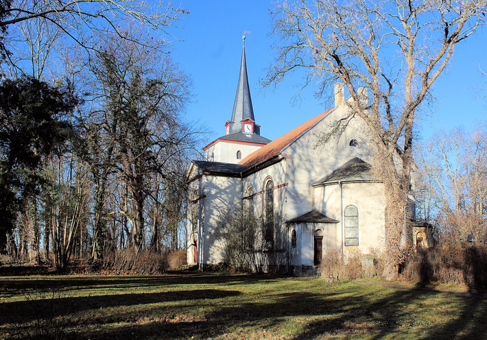 Cụ thể, tại Reinstedt, nước Đức, trong quá trình khai quật cấp tốc chuẩn bị cho việc xây dựng tua bin gió, các chuyên gia đến từ Văn phòng Quản lý Di sản và Khảo cổ học Nhà nước Đức phát hiện tàn tích của một con hào nước dạng hình thang. Ảnh: @Văn phòng Quản lý Di sản và Khảo cổ học Nhà nước Đức.