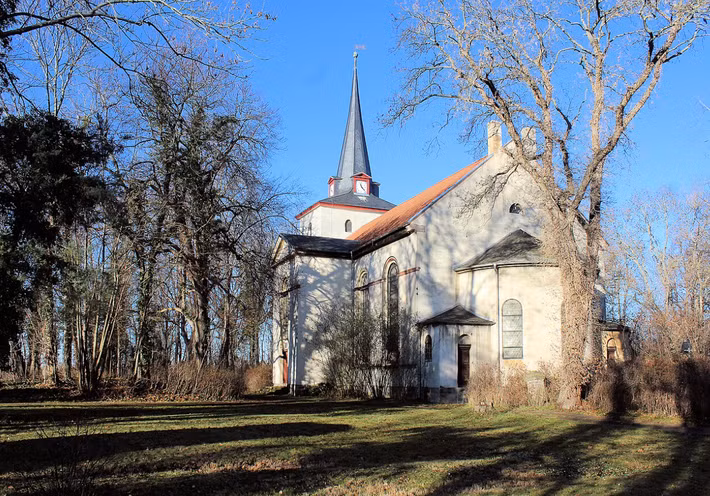 Cụ thể, tại Reinstedt, nước Đức, trong quá trình khai quật cấp tốc chuẩn bị cho việc xây dựng tua bin gió, các chuyên gia đến từ Văn phòng Quản lý Di sản và Khảo cổ học Nhà nước Đức phát hiện tàn tích của một con hào nước dạng hình thang. Ảnh: @Văn phòng Quản lý Di sản và Khảo cổ học Nhà nước Đức.