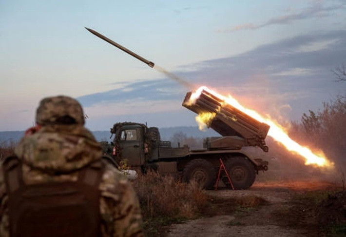 Từ 03:00-03:35, hỏa lực tiếp tục phủ xuống Zaporizhzhia, Volnyansk và Berezovka. Đáng chú ý nhất diễn ra lúc 03:30, khi Kinzhal tập kích trạm biến áp 750 kV Kyivska - nút truyền tải quy mô lớn cho thủ đô. Đây được xem như một đòn đánh thẳng vào năng lực điện năng chiến lược, có thể gây hiệu ứng lan truyền lên hệ thống quốc gia.