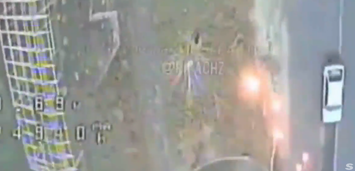 Hiện tại, Nga đang thử nghiệm sử dụng máy bay không người lái FPV được trang bị vật liệu thuốc nổ nhiệt nhôm để đốt cháy các phần lưới của những đường hầm bảo vệ này — vốn là những cấu trúc cản trở đáng kể việc các nhà điều hành máy bay không người lái Nga nhắm mục tiêu vào các phương tiện di chuyển bên dưới. Ảnh: @distant_earth83.