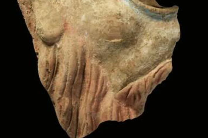 Nhóm chuyên gia tin rằng, chiếc mặt nạ này là một đạo cụ sân khấu đích thực, chứ không phải là một vật trang trí hay đồ trang sức nào khác. Ảnh: @Vladimir Kuznetsov.