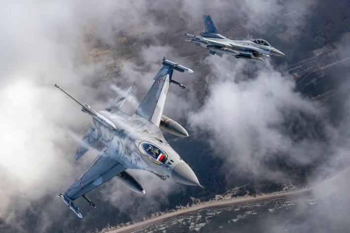 Quân đội NATO đã triển khai lực lượng dự phòng và giám sát chặt chẽ các hoạt động trên không. Hệ thống radar được kích hoạt tối đa, cho phép phát hiện UAV và tên lửa tấn công ở tầm xa, đồng thời điều phối các phi đội chiến đấu để ngăn chặn kịp thời.