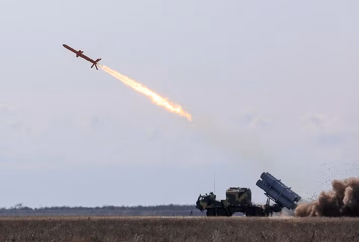 Trên kênh Telegram, Hải quân Ukraine tuyên bố: “Tên lửa Neptune của chúng tôi đã đánh trúng nhà máy quốc phòng Elektrodetal Karachevsky. Một mắt xích khác trong guồng máy quân sự Nga đã bị xóa sổ”. Thông điệp này nhanh chóng lan truyền, mang tính răn đe rõ rệt.
