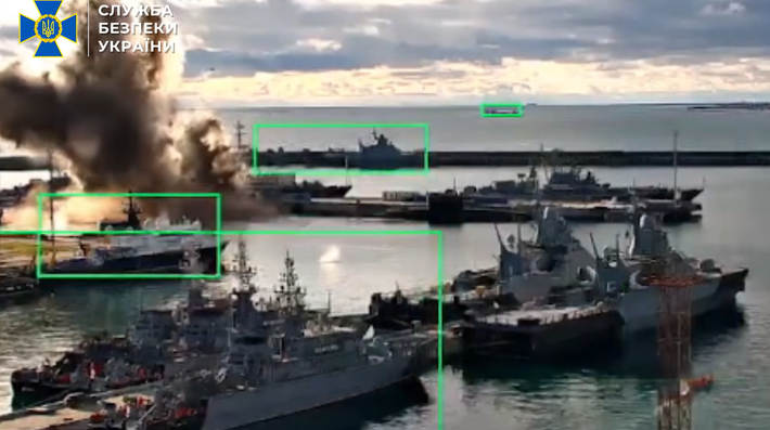 Theo các nguồn tin của Ukraine, chiếc tàu ngầm bị hư hại đã neo đậu tại cảng Novorossiysk sau một loạt các chiến dịch đặc biệt có sự tham gia của tàu không người lái mặt nước của Ukraine. Ảnh: @Служба безпеки України.