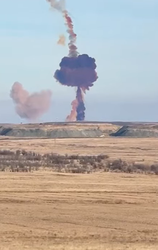 Hình dạng khói vụ nổ mới này tương tự như các vụ nổ tên lửa Sarmat trước đây, bao gồm vụ nổ silo tại Plesetsk vào tháng 9 năm ngoái. Ảnh: @XomaMilitarnyi.