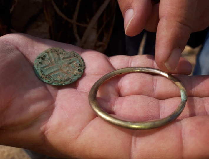 Đôi nam nữ trẻ được chôn cất cùng nhiều đồ tùy táng, bao gồm trang sức, dao, đồ gốm và hạt cườm, một số được làm bằng vàng. Ảnh: @Viện Khảo cổ học Saryarkinsky.