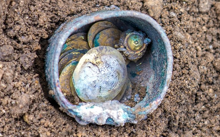 Theo các nhà khảo cổ học, kho báu này có niên đại từ cuộc chinh phạt của Thập tự chinh năm 1.101, một trong những sự kiện kịch tính nhất trong lịch sử trung cổ của thành phố cảng Caesarea. Ảnh: @Cơ Quan Cổ Vật Israel.