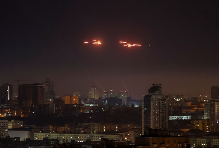 Chỉ riêng vùng Rostov, nơi đặt căn cứ chỉ huy quan trọng của quân đội Nga, đã ghi nhận 20 UAV bị bắn rơi. Những tiếng nổ vang vọng trên bầu trời miền Nam, nơi các quả đạn phòng không nổ tung như pháo hoa trong đêm lạnh.