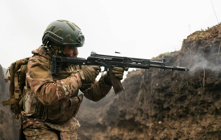 Ngoài ra, Podoli sở hữu vị trí địa lý phức tạp và mang ý nghĩa quân sự đáng kể. Hai tuyến đường cao tốc T-2109 và R-07 chạy sát khu vực làng, trong khi địa hình xung quanh được bao bọc bởi rừng thông ở một phía và đầm lầy ở phía còn lại. Sân bay Kupyansk cũng nằm không xa, khiến Podoli trở thành điểm then chốt trong mạng lưới hậu cần và cơ động quân sự.