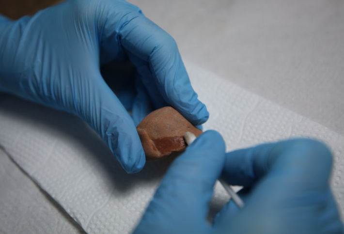 Còn những người không có tiền sẽ hiểu được ý nghĩa tượng trưng của những chiếc bình lớn đó, nhưng ngoài khả năng cho phép, họ đã dâng lên các mô hình chiếc bình kiểu dạng thu nhỏ. Ảnh: @Đại học Çanakkale.