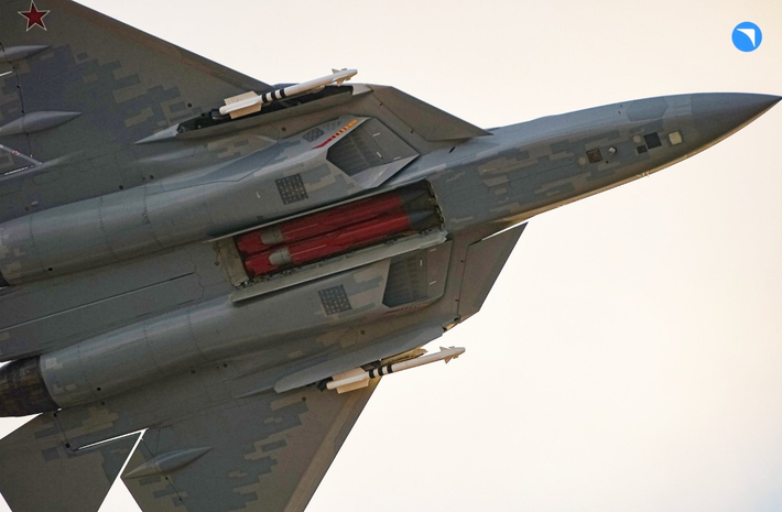 Su-57 của Nga lần đầu tiên được trang bị tên lửa chống radar trong đoạn clip mới công bố cho thấy, máy bay chiến đấu tàng hình này mang theo hai tên lửa Kh‑58UShK bên trong khoang vũ khí phía trước. Ảnh: @OSINTWarfare.