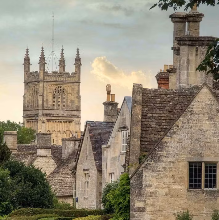 Nhóm khảo cổ học Cotswold Archaeology đang khai quật tại một nghĩa trang lớn thời La Mã ở Cirencester thì tìm thấy một hiện vật nhỏ xinh đẹp. Ảnh: @Cotswold Archaeology.