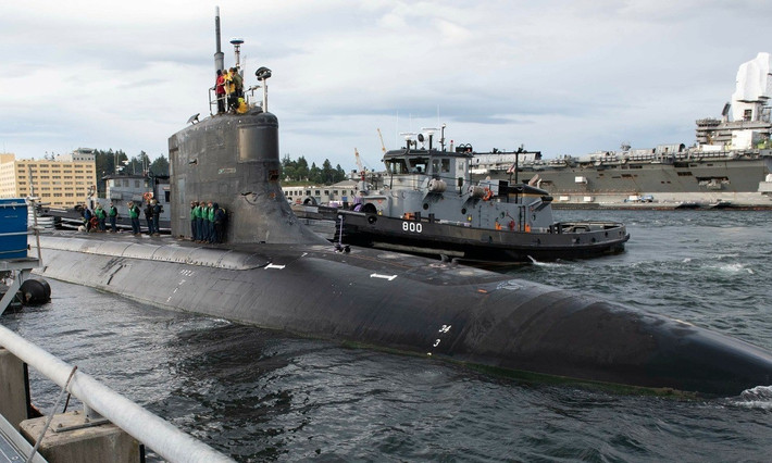 Tuy nhiên, phát triển tàu ngầm hạt nhân có thể làm dấy lên câu hỏi nhạy cảm về cam kết của Tokyo đối với việc sử dụng năng lượng hạt nhân thuần túy vì mục đích hòa bình. Nhật Bản là quốc gia duy nhất từng hứng chịu thảm kịch bom nguyên tử, nên mọi bước đi liên quan đến hạt nhân đều dễ gây tranh luận trong xã hội.