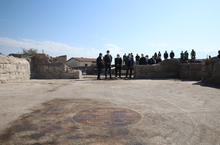 Trong cuộc khai quật gần đó, người ta cũng đã phát hiện ra dòng chữ Epi Uakithou Kometos Ktistou, được cho là có từ thời Uakinthos Kometos. Ảnh: @Hội Đồng Di Sản Thành Phố Memduh Büyükkılıç.