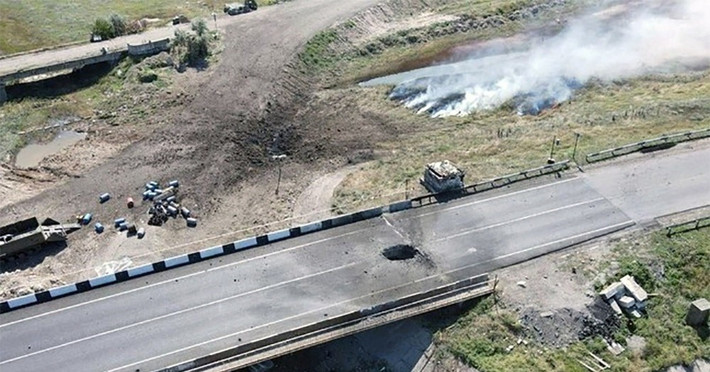 Hình ảnh do người dân ghi lại cho thấy, cây cầu bắc qua tuyến đường đã bị hư hại rõ rệt sau loạt tấn công. Lực lượng địa phương ước tính ít nhất ba UAV Geranium-2 đã lao nổ tự sát, tạo nên những tiếng nổ mạnh liên tiếp và khiến giao thông khu vực bị gián đoạn.