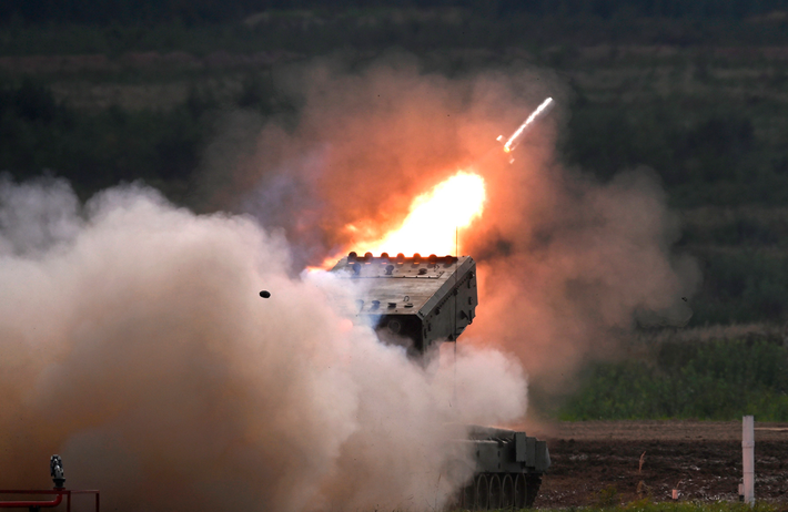 Lần nâng cấp này trên Hệ thống bắn tên lửa hạng nặng TOS-1A Solntsepek cũng phản ánh sự thay đổi lớn trong kế hoạch quân sự của Nga, nơi máy bay không người lái hiện được coi là mối nguy hiểm chính thay vì là mối phiền toái thứ yếu. Ảnh: @militarnyi.