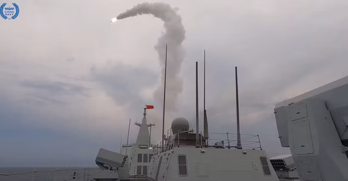 Và cuối cùng tàu khu trục này đã thành công trong việc xác định mục tiêu và truyền dữ liệu theo thời gian thực để xây dựng bức tranh toàn diện về môi trường tác chiến trên biển. Ảnh: @China_Navy.