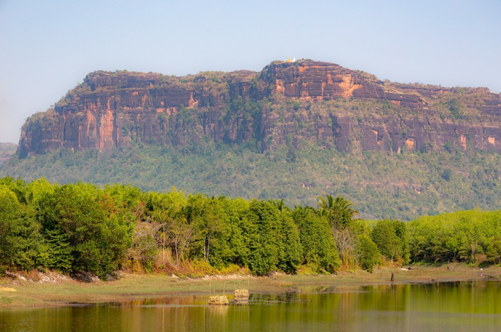 Trong một cuộc tuần tra thường lệ tại đỉnh núi Phu Khat, lực lượng kiểm lâm bất ngờ tìm thấy một di tích cổ kỳ lạ. Ảnh: @Khu bảo tồn động vật hoang dã Phu Khat.