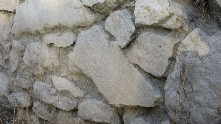 Các kỹ thuật thăm dò, phân tích khảo cổ học chuyên sâu cho thấy, các dòng chữ khắc này mang nội dung lấy từ bức thư sắc lệnh của Hoàng đế La Mã Caracalla (từ năm 186– năm 217 Sau Công Nguyên) từng viết. Ảnh: @Bảo tàng Burdur.