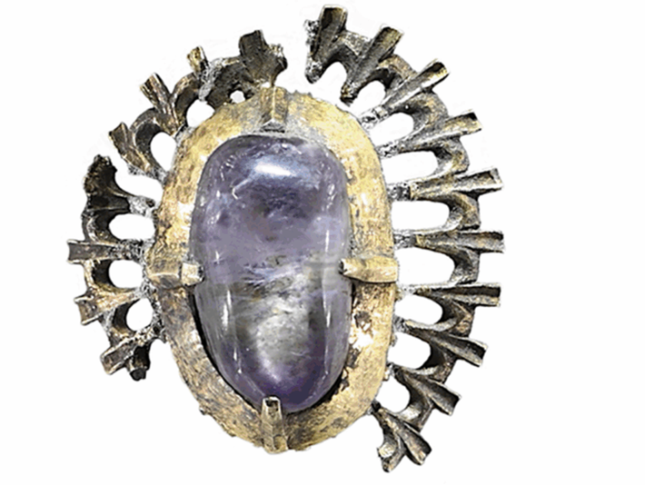 Chất lượng của viên ngọc phản ánh môi trường thượng lưu này: đó là một viên ngọc thạch anh tím cabochon được đặt trong đế bạc hình nón. Ảnh: @Đại học Wrocław.