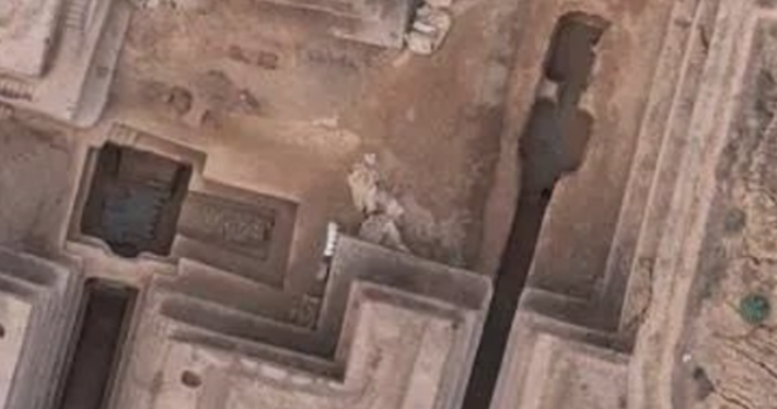 Ba ngôi mộ này được đặt tên là M1, M2 và M3. Lưu Binh giải thích rằng, M1 có một lối đi trong mộ, một cánh cửa bịt kín bằng gạch, hành lang, cửa đá, phòng mộ chính hình vuông và phòng phía đông. Ảnh: @Viện Hàn lâm Khoa học Xã hội Trung Quốc.