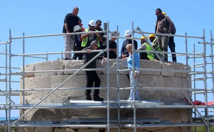 Cụ thể ngay ngọn hải đăng Patara do Hoàng đế La Mã Nero xây dựng nằm tại khu vực này, các chuyên gia tìm thấy một bức phù điêu hình cá heo kỳ lạ. Ảnh: @Đại học Akdeniz.