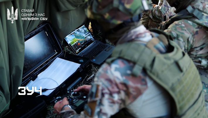 Robot này dường như được điều khiển từ xa và tấn công các mục tiêu trong môi trường huấn luyện mô phỏng dưới sự giám sát của nhân viên SBU. Ảnh: @Cơ quan An ninh Ukraine.